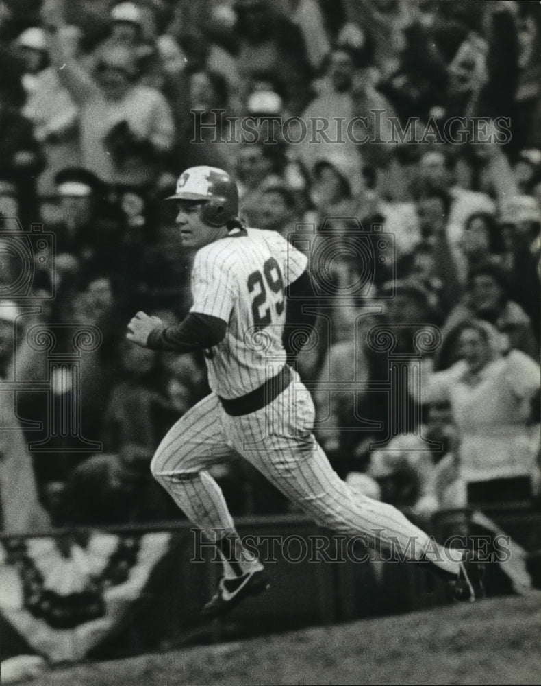 1982 Press Photo Mark Brohard Rounds first base after hitting 2 run HR- Historic Images