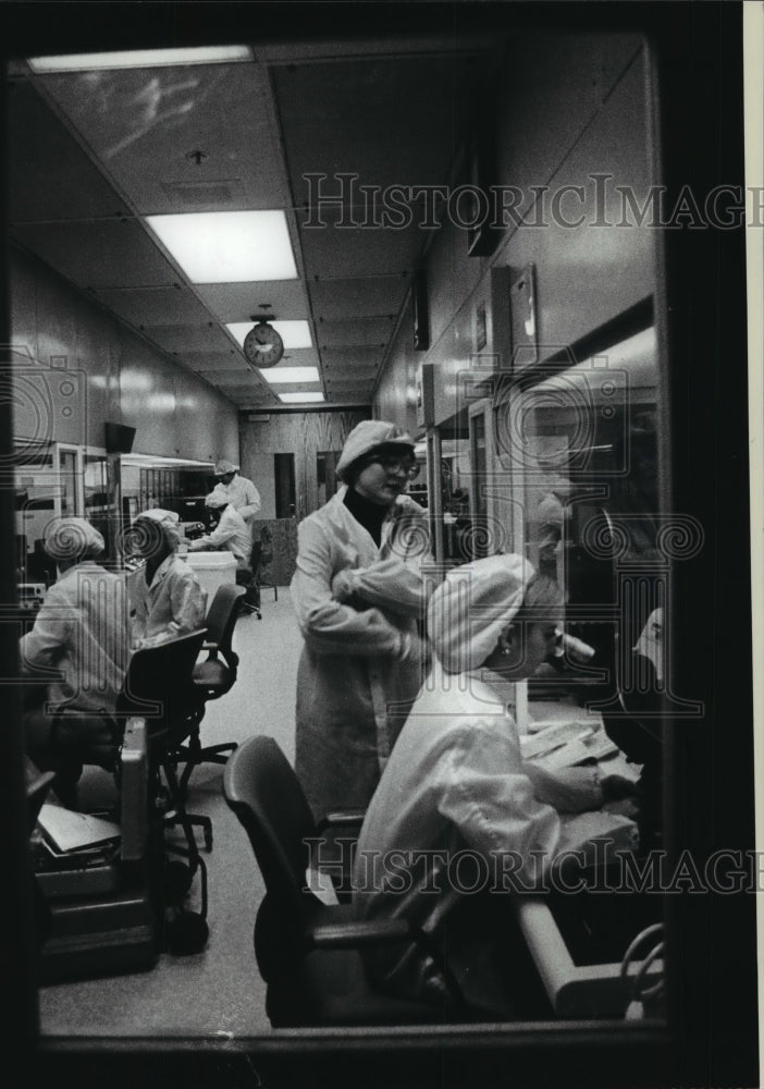 1980 Press Photo Workers Fabricating Computer Chips at Sperry-Univac in Eagan