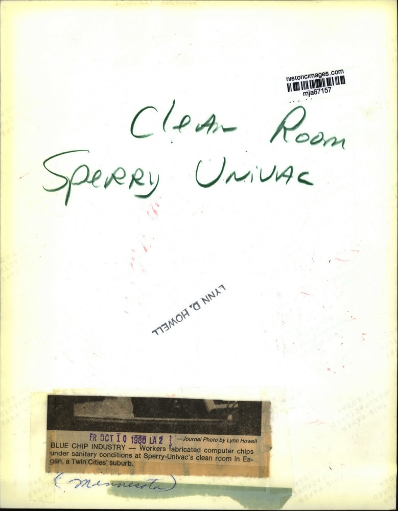 1980 Press Photo Workers Fabricating Computer Chips at Sperry-Univac in Eagan