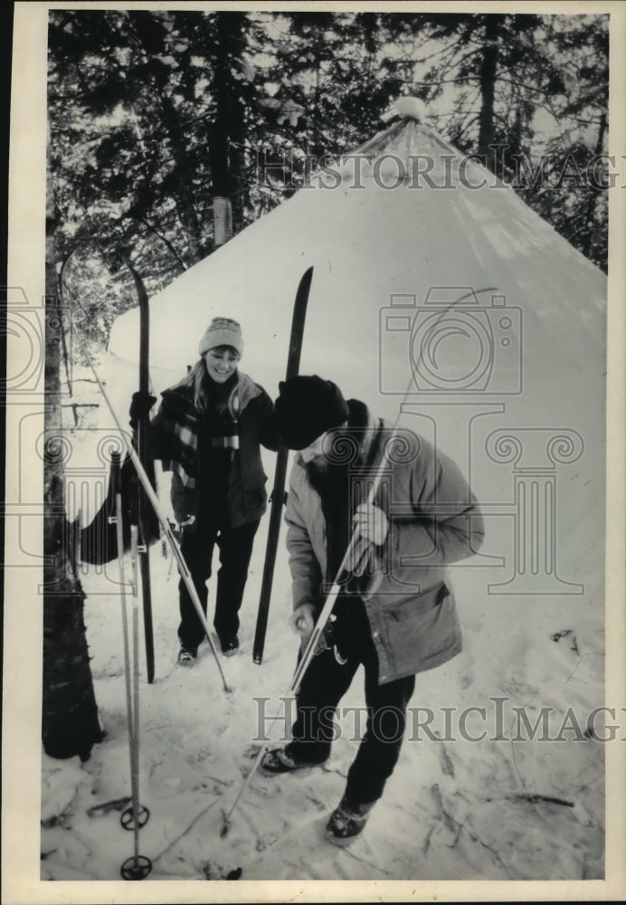 1986 Press Photo Skiers Stowing Gear Outside a Yurt on Gunflint Trail, Minnesota- Historic Images