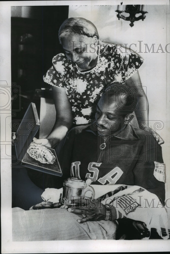 Hardon Dillard showing his medals to his mother Mrs.Dillard 1952 Press Photo- Historic Images