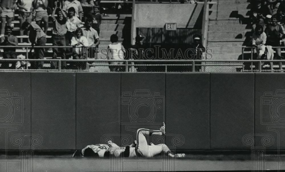 1986 Press Photo California Angels Gary Pettis and Brian Downing After Colliding- Historic Images