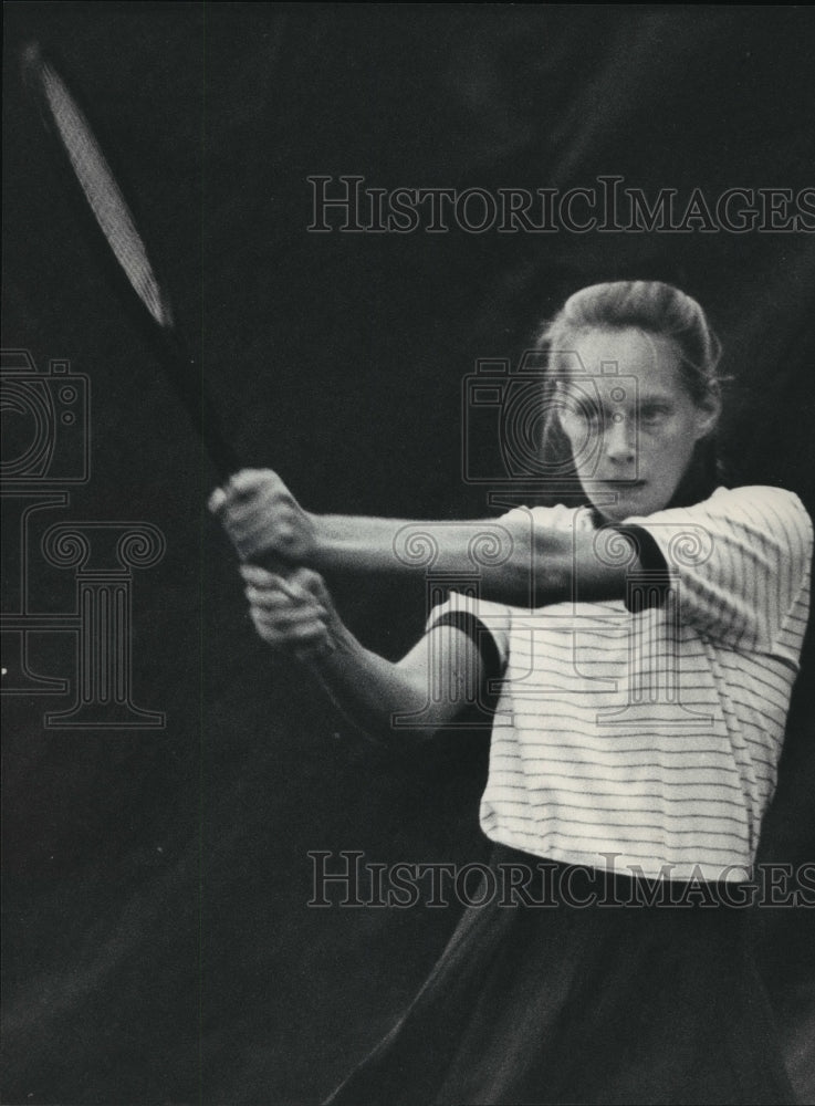 1983 Press Photo Tennis player Jane Killian returned a shot to Marge Gustafson- Historic Images