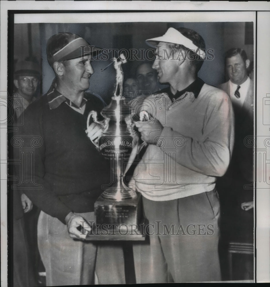 1955 Press Photo Baseball: Capt. Al Dark of the New York Giants, receives trophy- Historic Images