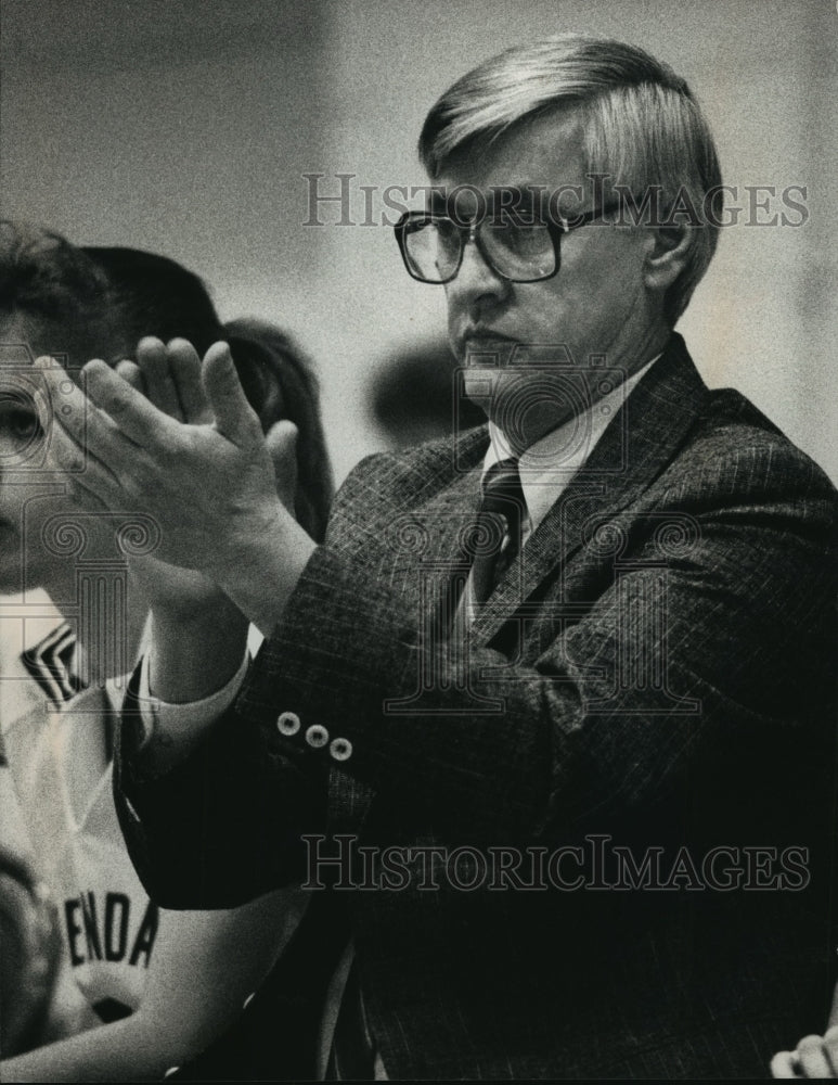 1989 Press Photo Greendale Girls Basketball Coach Roger Lehman - mja67625- Historic Images