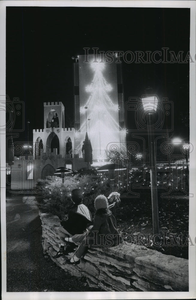 1962 Press Photo Tree lighting ceremony at Mayfair shopping center, Wisconsin- Historic Images