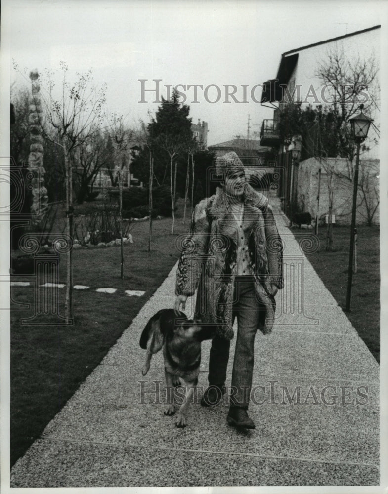 1970 Press Photo Italian boxer and actor Nino Benvenuti  and German Shepherd- Historic Images