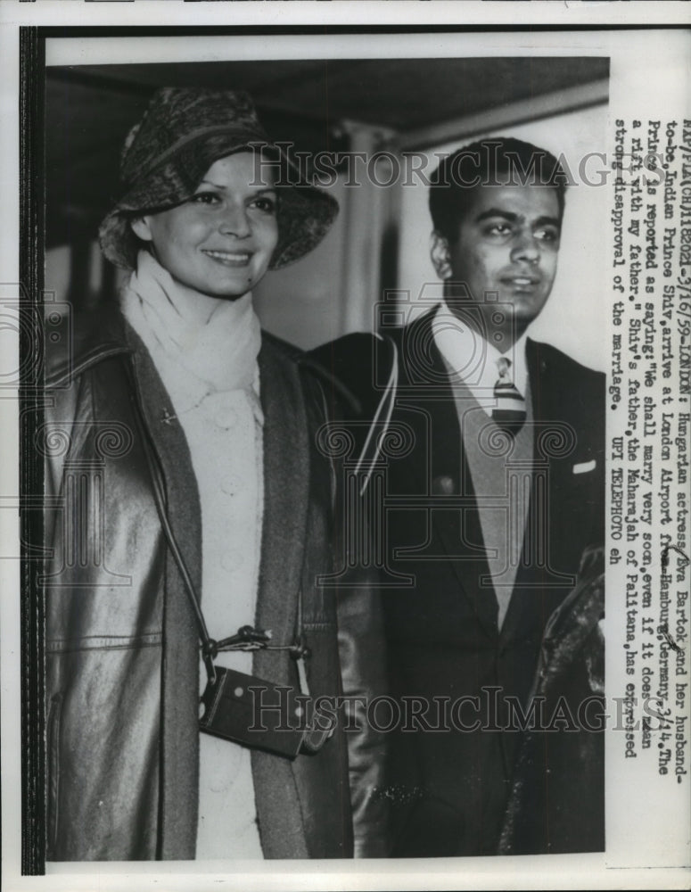 1959 Press Photo Eva Bartok &amp; Indian Prince Shiv at London Airport - mja67760- Historic Images