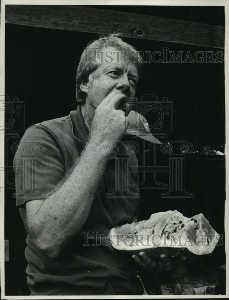 1977 Press Photo President Jimmy Carter Visiting One of the Carter Farms - Historic Images