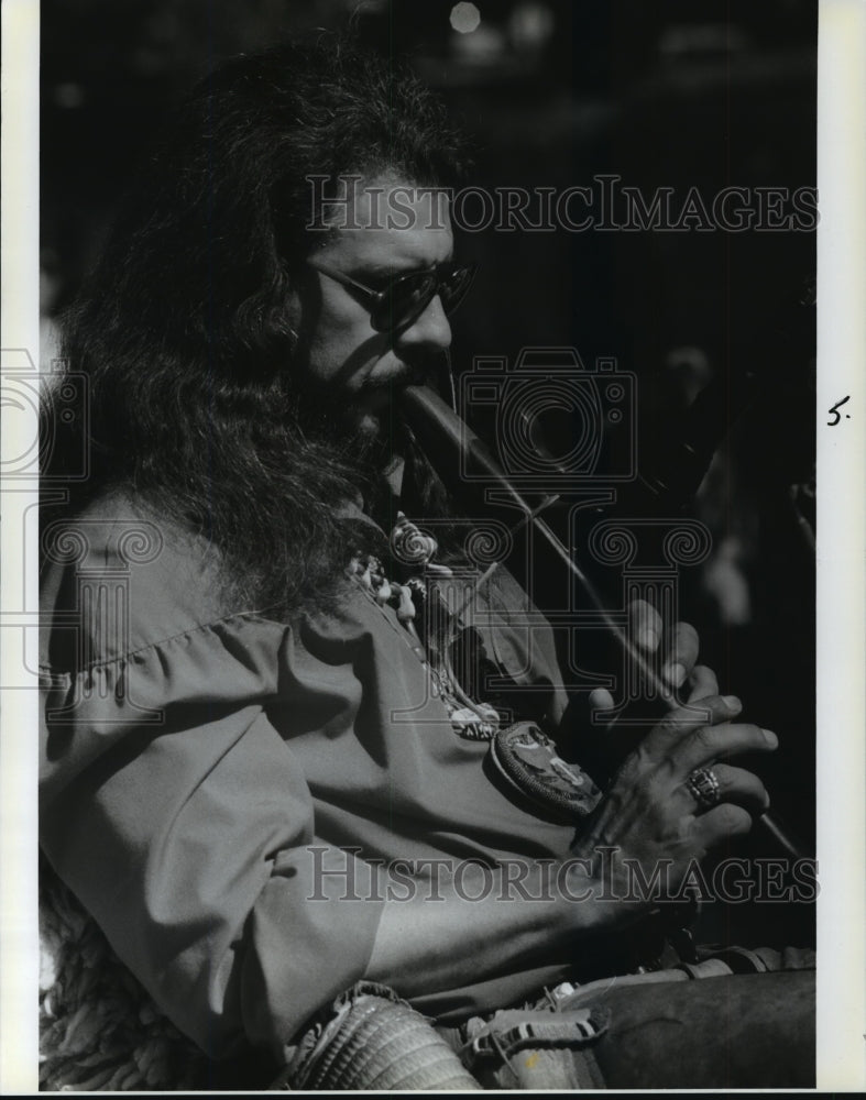 1994 Press Photo Dick Kapusta Playing Flute for Band Blackhawk- Historic Images