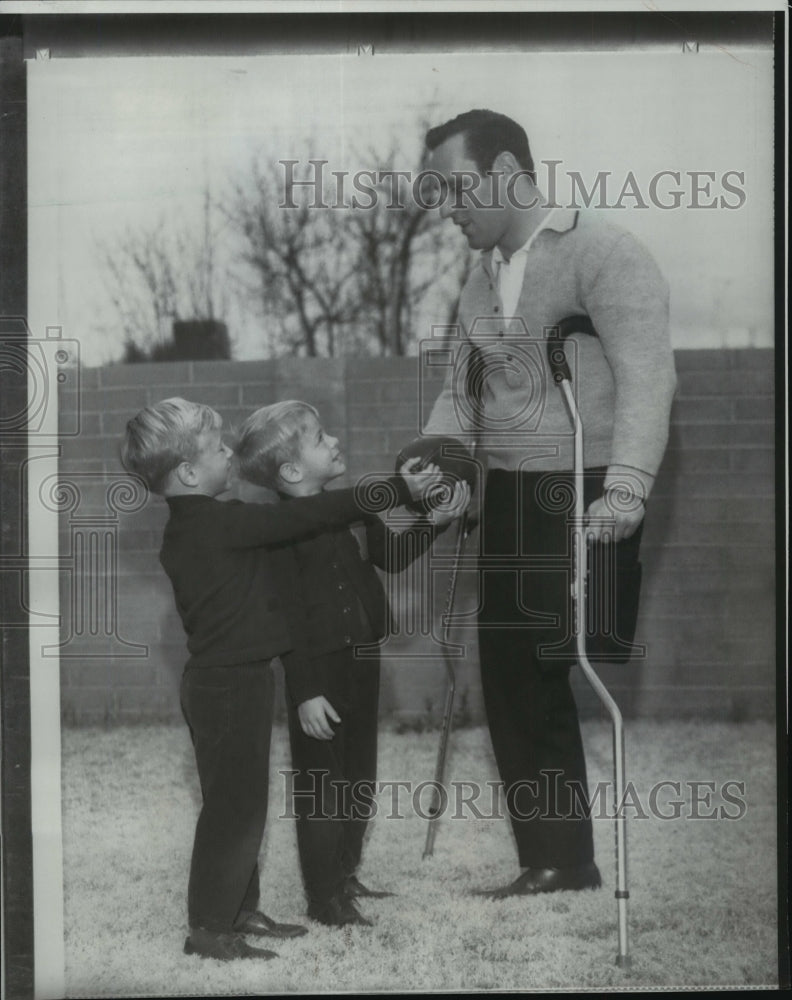 Load image into Gallery viewer, 1966 Press Photo Robert F. Allen, Cancer Victim, with Sons Tracy and Dougy
