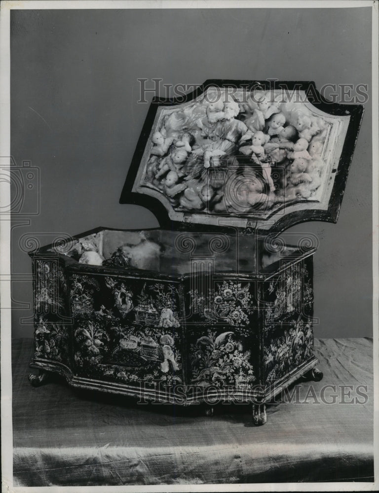 1954 Press Photo The box is decorated in 18th century Venetian style.- Historic Images