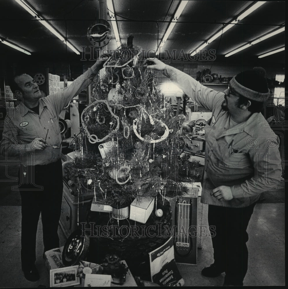 1985 Press Photo Bill and Rainer Gillmeier&#39;s auto tree at Dunham&#39;s Transmissions- Historic Images