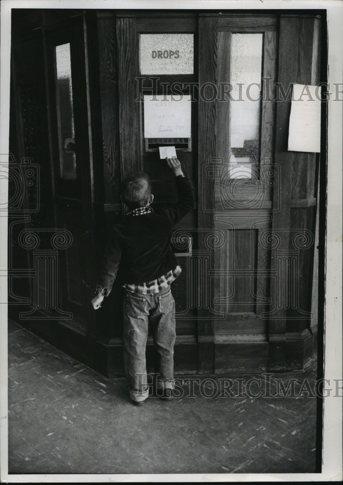 1959 Press Photo Billy Overholt Helping His Dad With Mail At Post Office- Historic Images