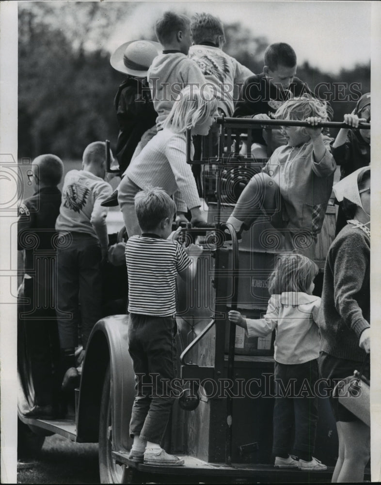 1967 Press Photo Mequon&#39;s 10th Anniversary Celebration At City Hall Park- Historic Images