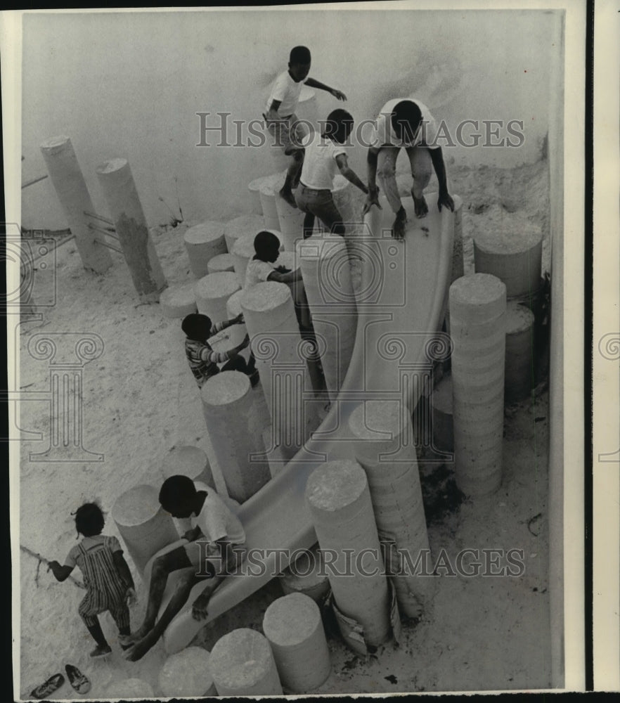 1971 Press Photo Splash Pool Slide At A Tot Lot Park In Miami, Florida- Historic Images