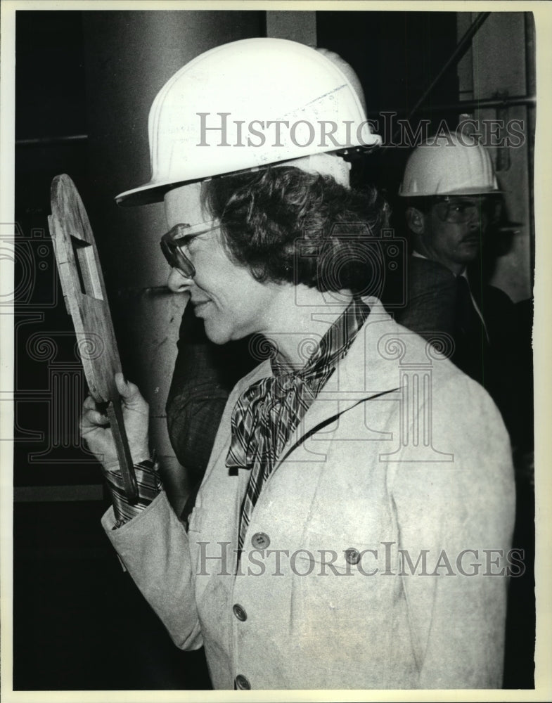 1980 Press Photo Rosalynn Carter viewing the melting of glass during a tour- Historic Images