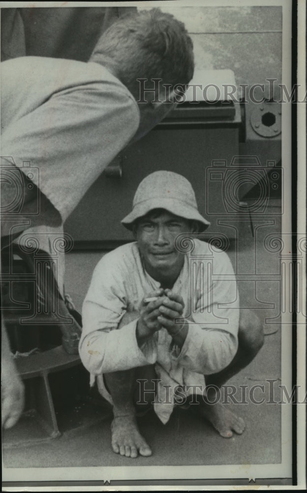 1966 Press Photo An American Officer Questioned A Man, He Was Arrested- Historic Images