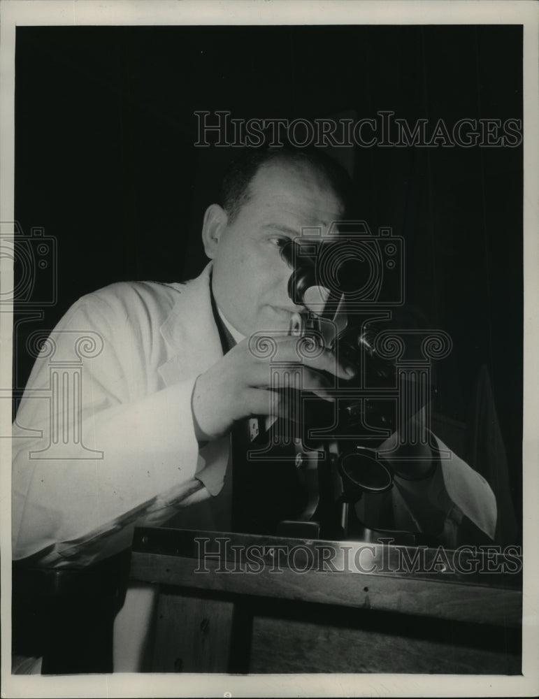 1948 Press Photo Chief Surgical Pathologist Looking for Cancer at Chicago Bureau- Historic Images