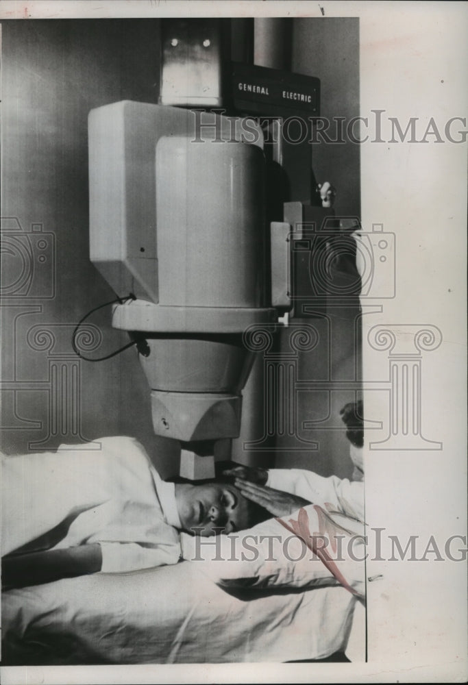 1951 Press Photo Cobalt-60 Cancer Teletherapy Unit Presentation in Washington