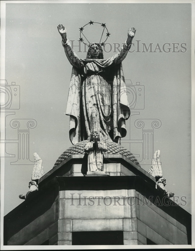 1964 Press Photo Virgin Mary Atop Notre Dame Sailors Church in Montreal Harbor- Historic Images