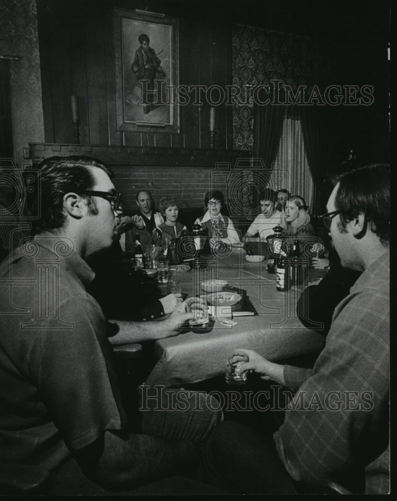 1970 Press Photo Choraliers at the Village Inn in Greendale for refreshments.- Historic Images