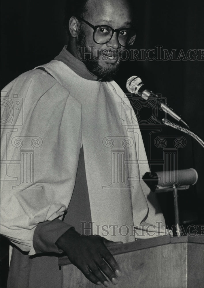 1984 Press Photo Bill Green Singing with the Harmoniques at a Service- Historic Images