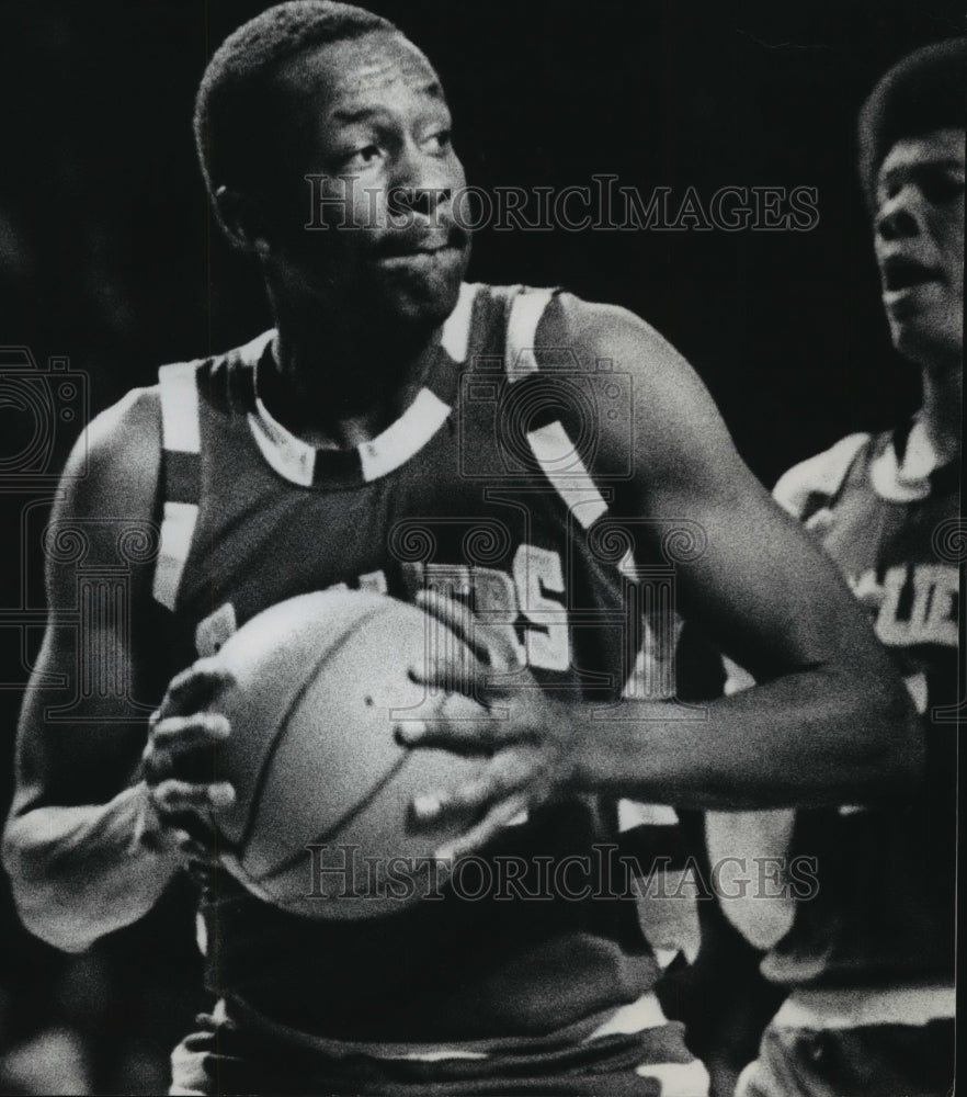 1979 Press Photo Basketball Player Jim Chones- Historic Images