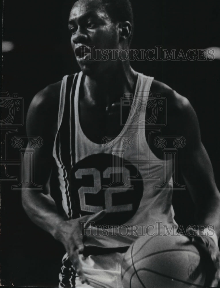 1971 Press Photo Basketball Player Jim Chones at Milwaukee Classic At The Arena- Historic Images