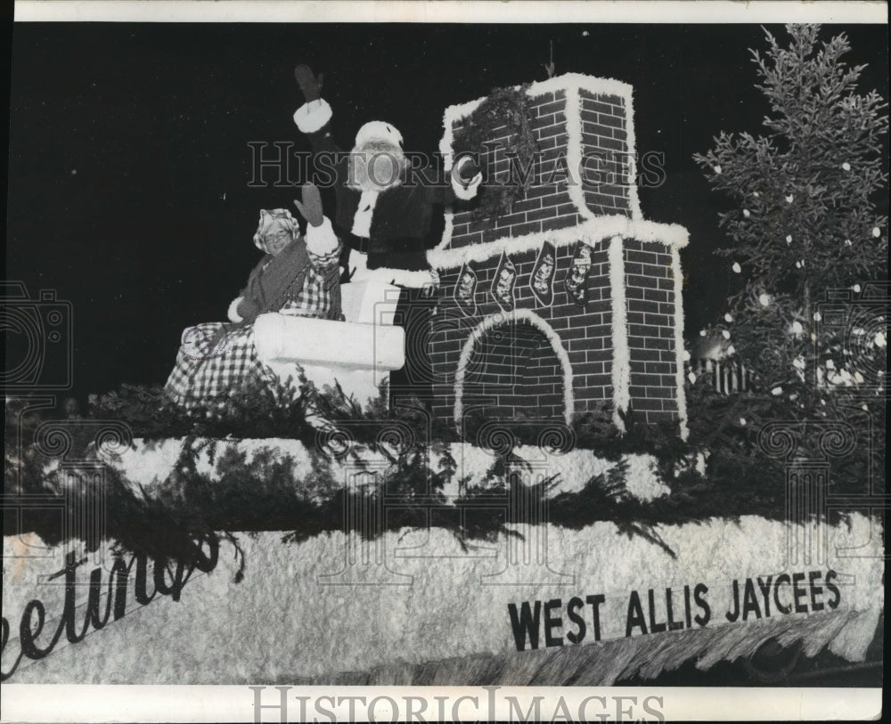 1972 Press Photo Santa Claus Float in West Allis Christmas Parade- Historic Images