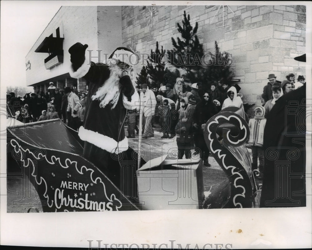 1964 Press Photo Santa Claus On His Sleigh During Parade in Milwaukee- Historic Images