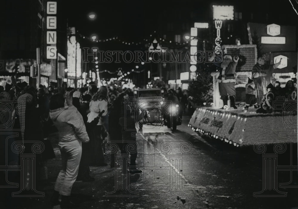 1971 Press Photo Santa Claus Waved to Onlookers at West Allis Christmas Parade- Historic Images