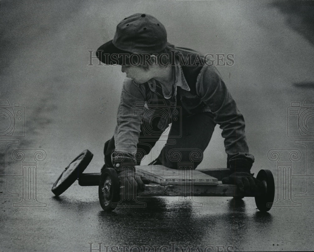 1976 Press Photo Ray Turinske Riding Gocart down Hawthorne Road in Merton- Historic Images