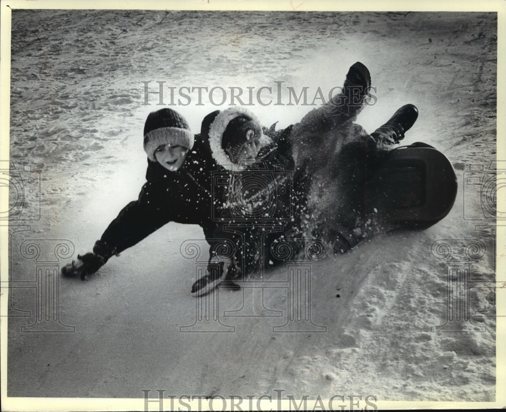 1980 Press Photo Youngsters Sledding on a Hill in Superior, Wisconsin- Historic Images