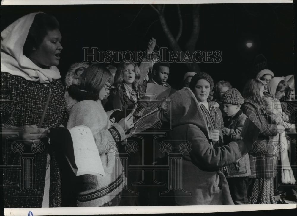 1977 Press Photo Holiday Carolers Singing Through Milwaukee Neighborhoods- Historic Images