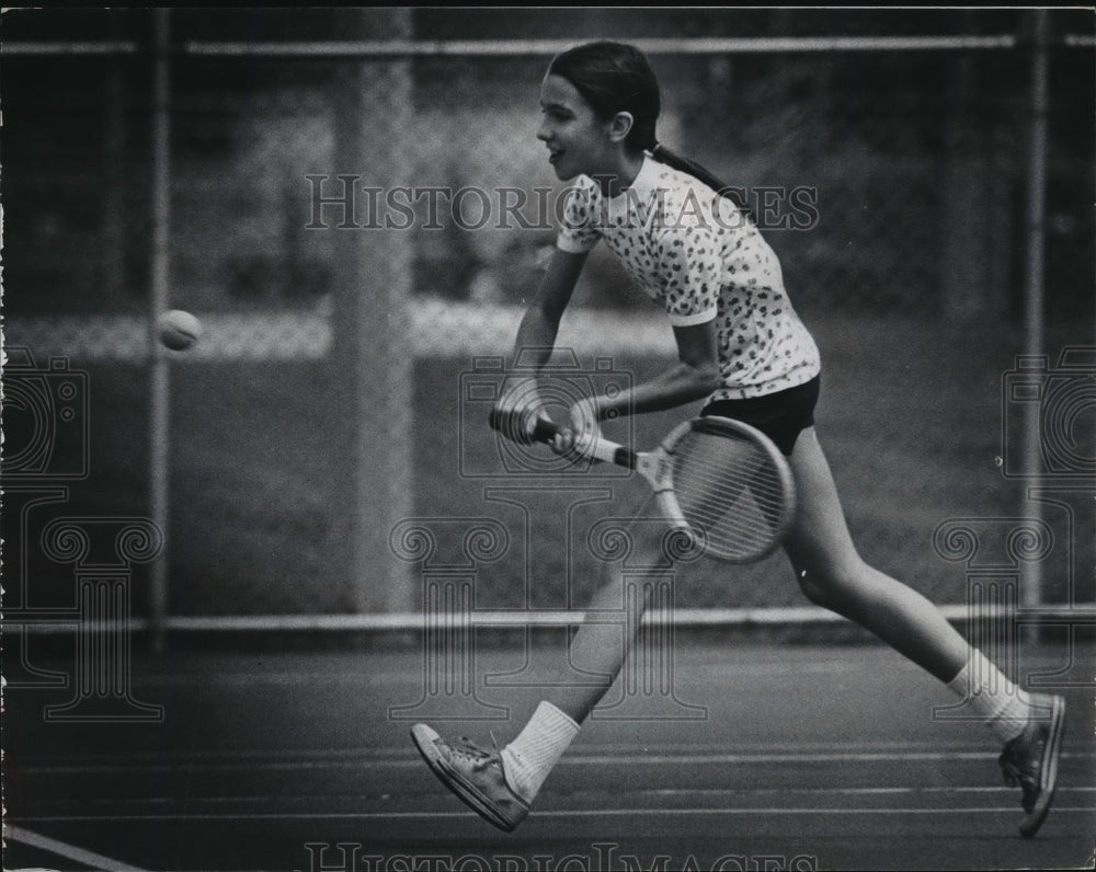 1974 Press Photo Jane Zainer Playing Tennis at Burnham Field- Historic Images