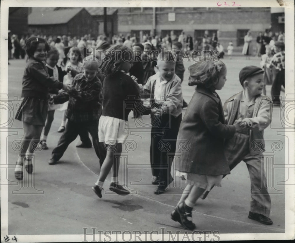 1952 Press Photo Children Dance Together at May Festival- La Follette School- Historic Images