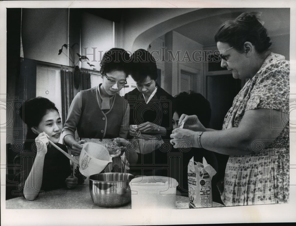 1964 Press Photo Faith at work homemaking classes given in Chinese, in Milwaukee- Historic Images