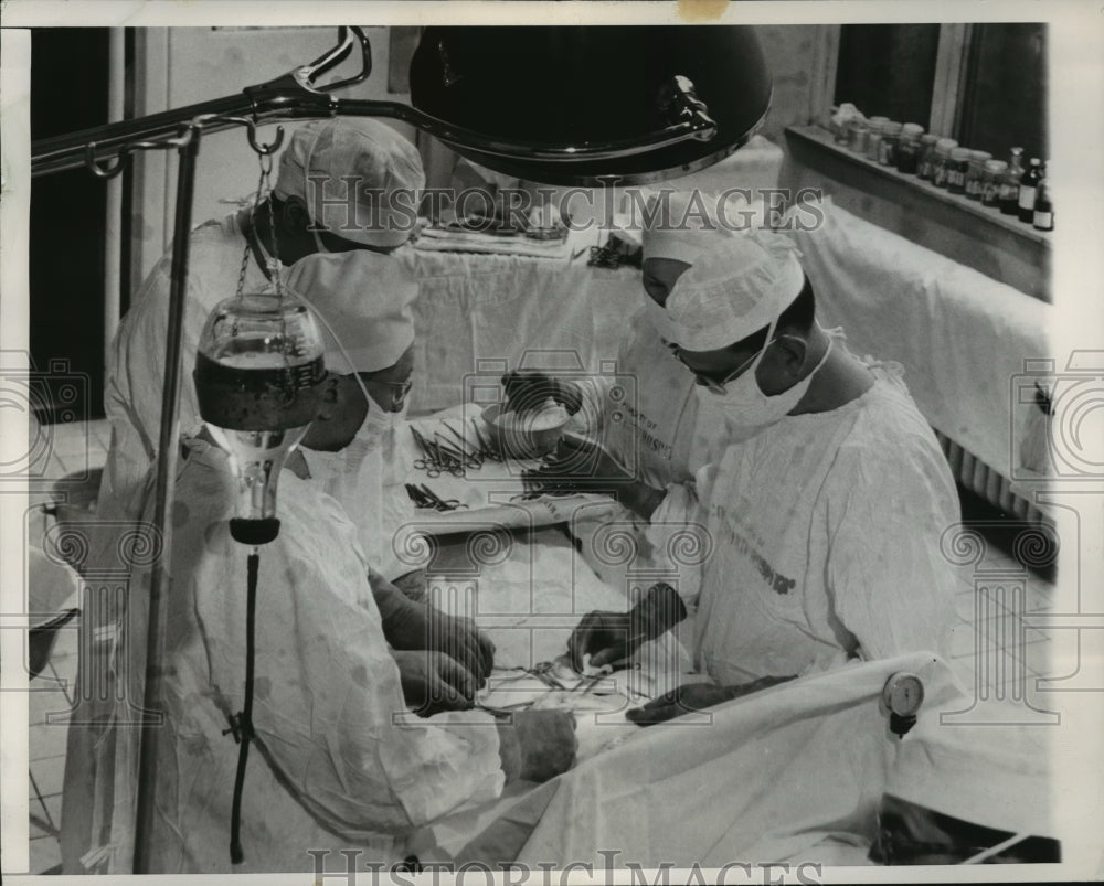 1948 Press Photo Surgical team operates in the battle against a cancerous killer- Historic Images