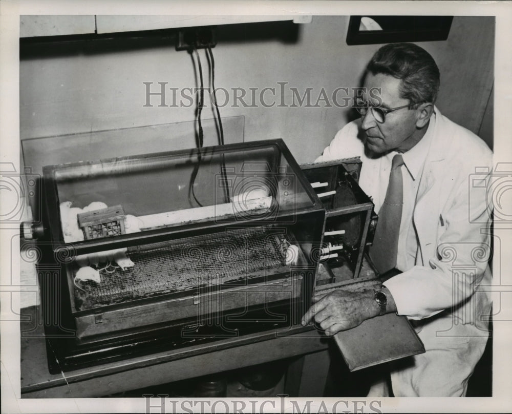 1952 Press Photo Dr. J.M. Essenberg with Mechanical Cigarette Puffer, Chicago- Historic Images