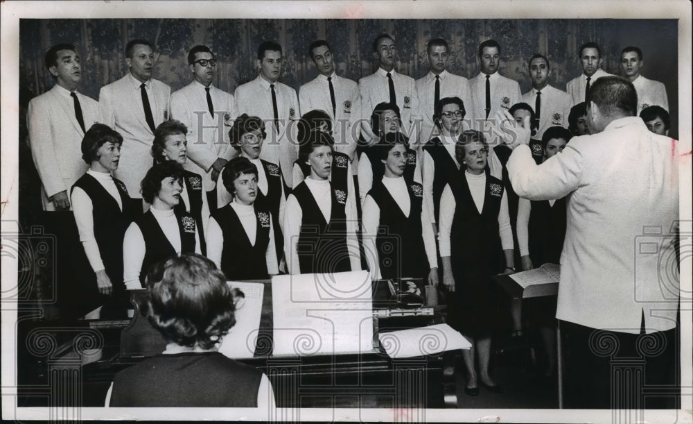 1965 Press Photo Choralists sing 20th anniversary concert at Community Center- Historic Images