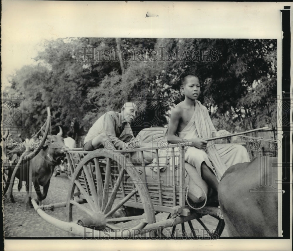 1972 Press Photo Buddhist Monks Leave Oudong, Cambodia as Refugees- Historic Images