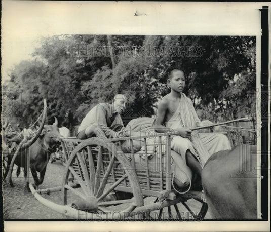 1972 Press Photo Buddhist Monks Leave Oudong, Cambodia as Refugees- Historic Images