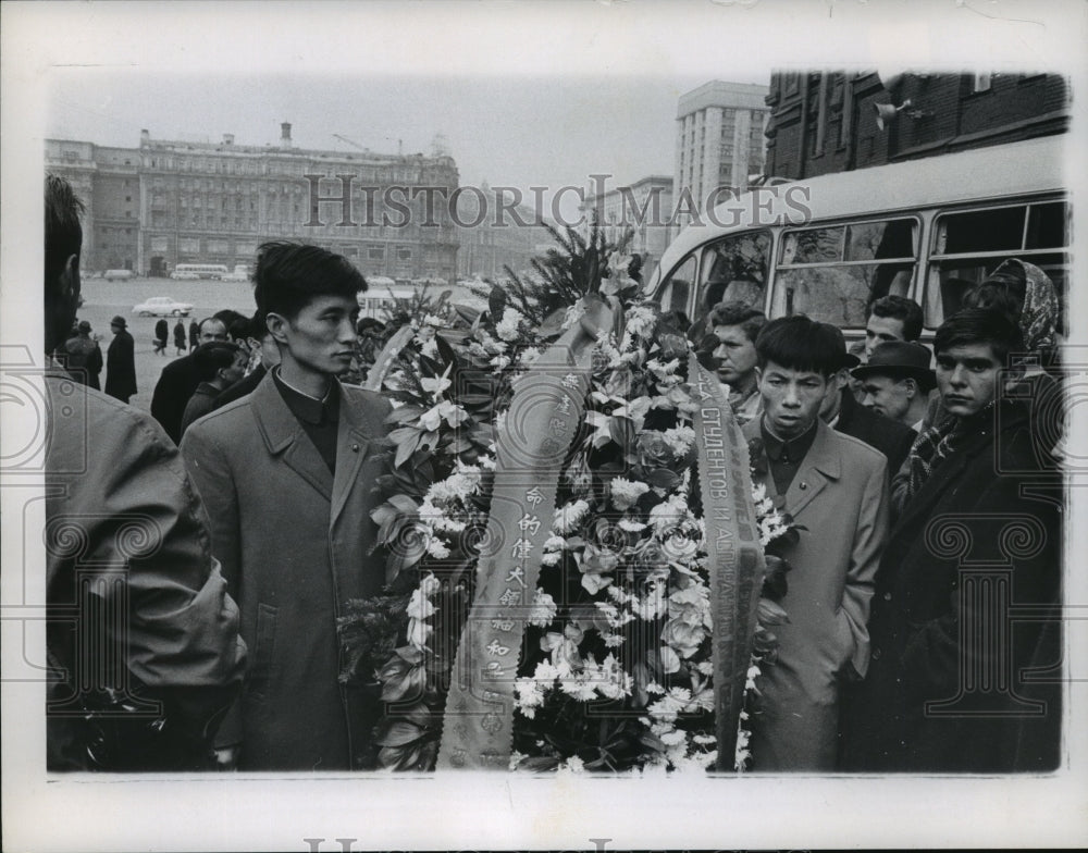 1966 Press Photo Chinese Students Placing Wreaths Near Lenin's Tomb - mja69054
