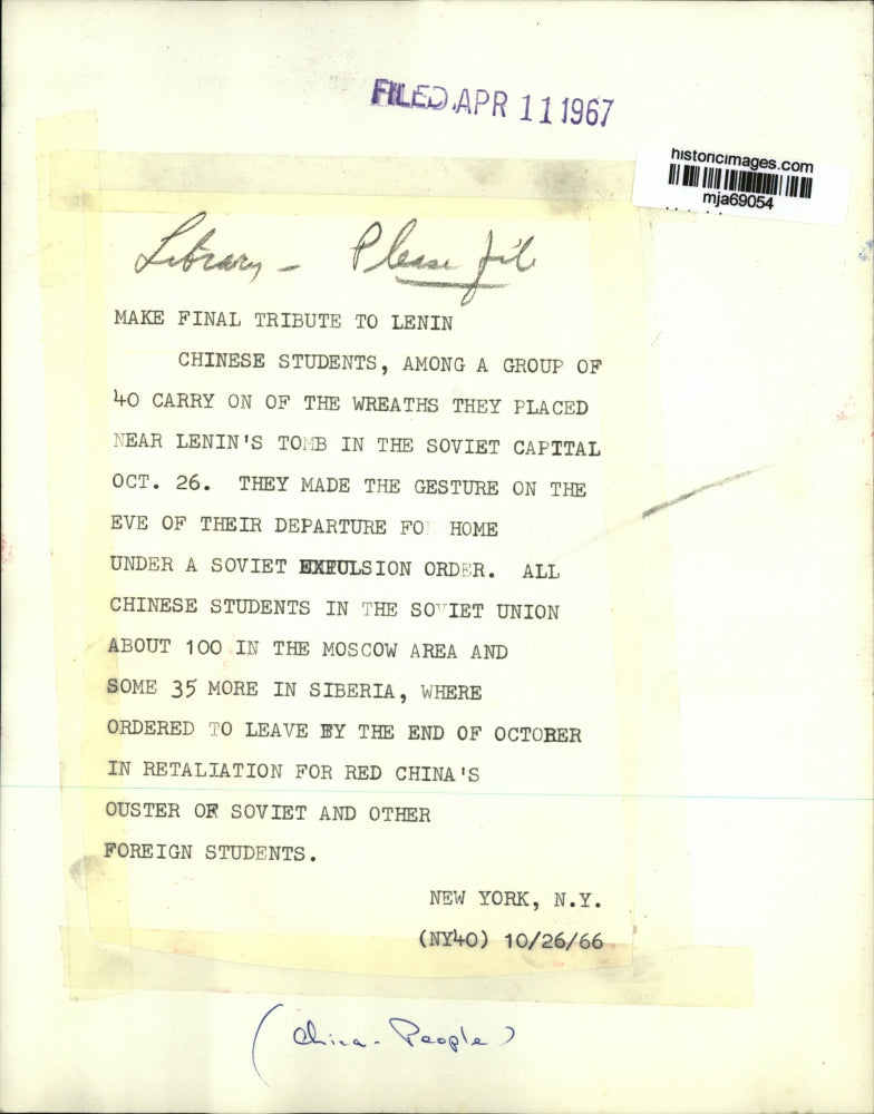 1966 Press Photo Chinese Students Placing Wreaths Near Lenin's Tomb - mja69054