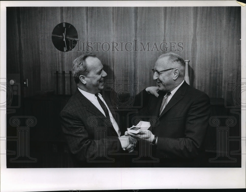 1964 Press Photo Frank Christie&#39;s 25 Year Luncheon working at the Sentinel- Historic Images