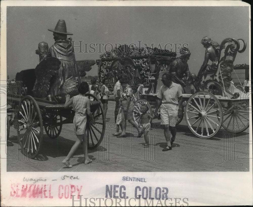 1964 Press Photo Wagons Start to Roll in the Fourth of July Parade, Milwaukee- Historic Images