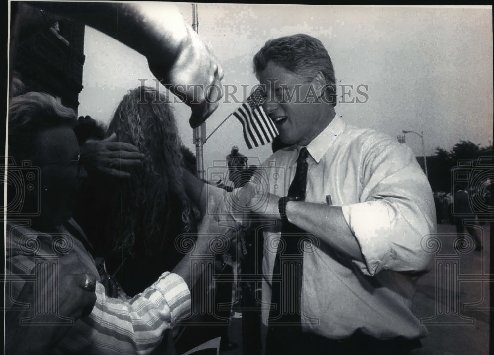 1992 Press Photo Clinton shakes hands with well-wishers along the campaign- Historic Images