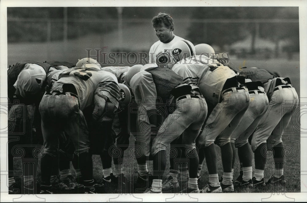 1990 Press Photo Football Coach, Robert Cicenas,( Kettle Moraine,) with his team- Historic Images