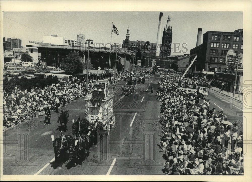 1973 Press Photo Schlitz Circus Parade Going Down Milwaukee Street- Historic Images